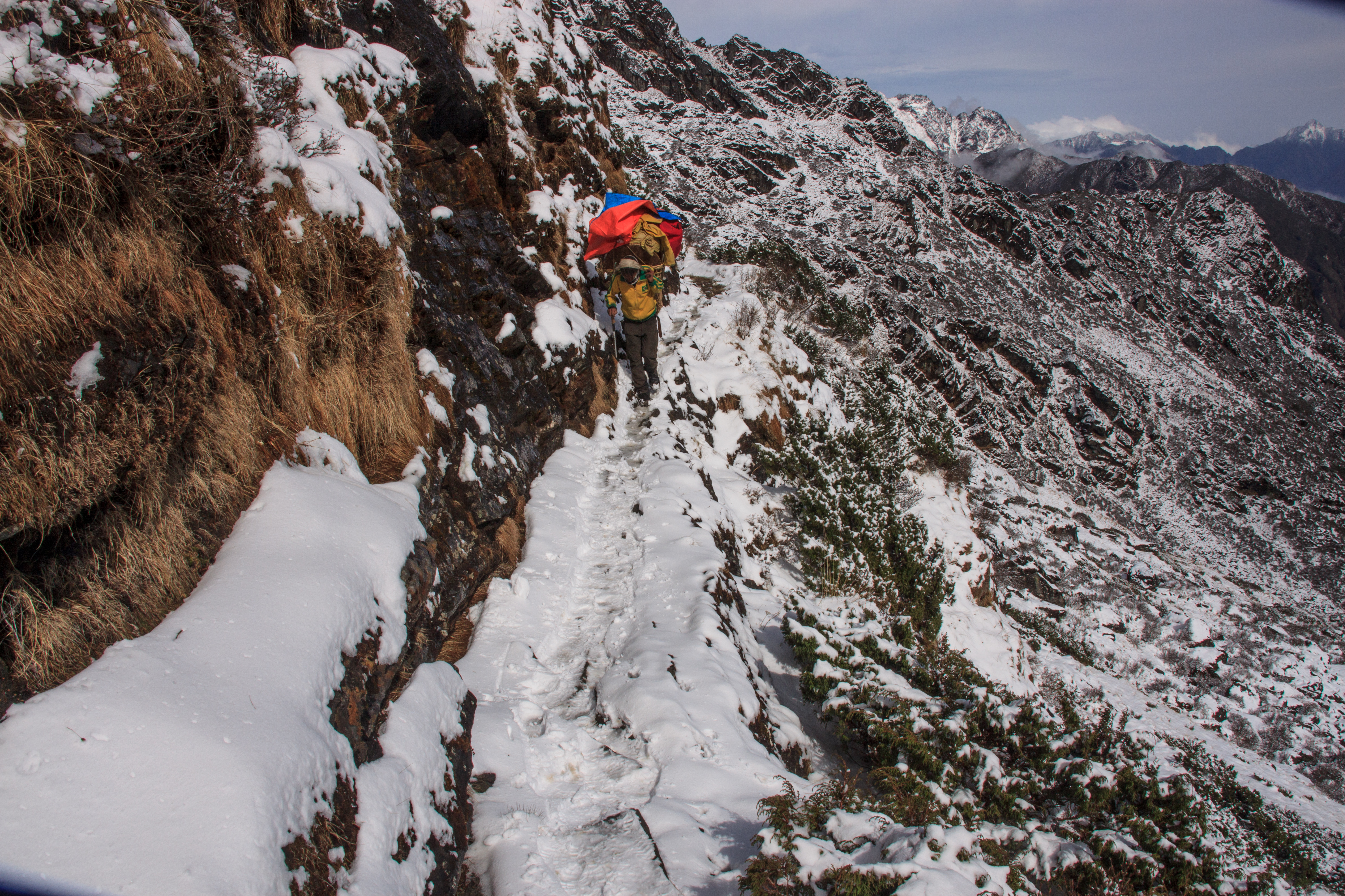 One of our porters on the narrow and icy path to the Zatrwa La.